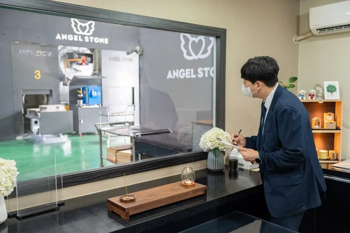 펫나잇이 장례식장 둘러보는 이미지