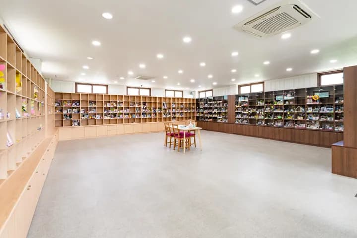 부산 인근 반려동물 장례식장 추모 제단 — 유골함과 꽃 장식