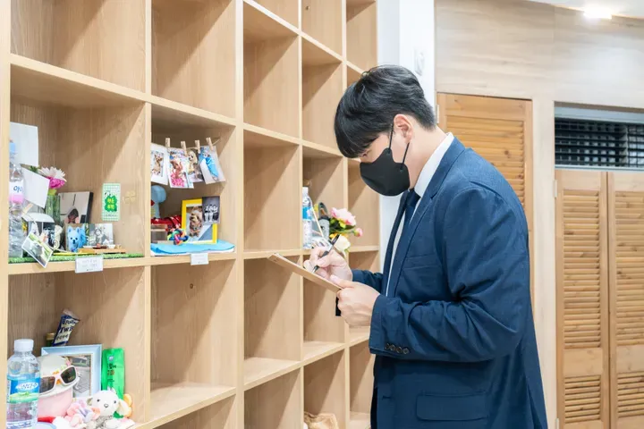 펫나잇 대표가 고양이 장례식장을 직접 살펴보는 모습