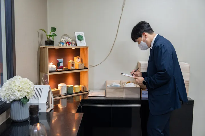 애완견 장례식장 비용 상담을 준비하는 장례지도사
