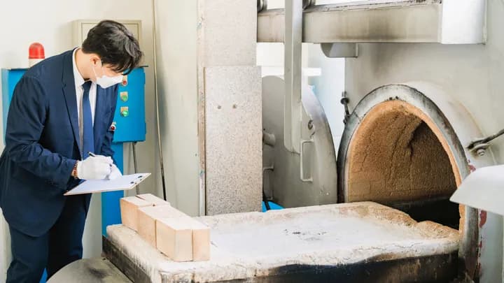 화장 시설을 점검하는 직원