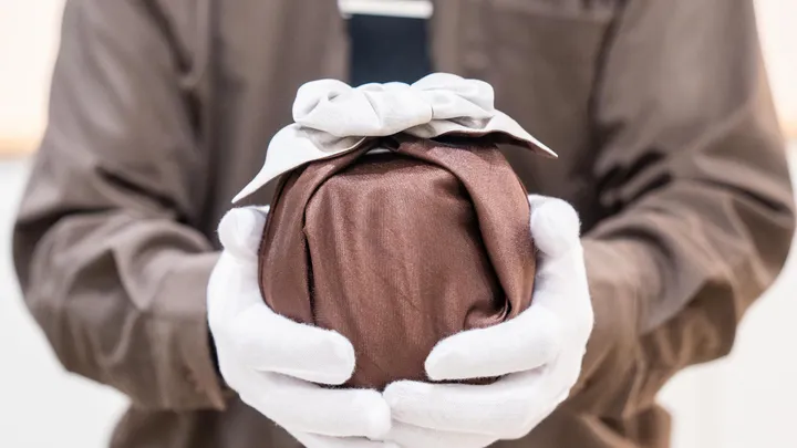 유골함을 건네는 직원