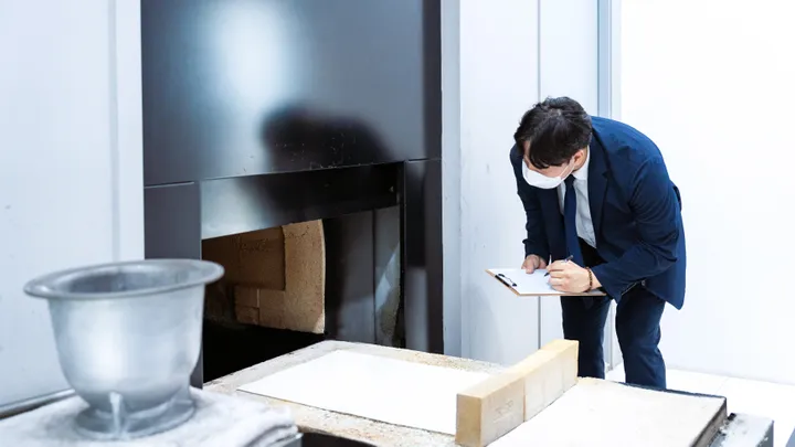 반려동물 사후 처리를 위해 시설을 살피는 모습