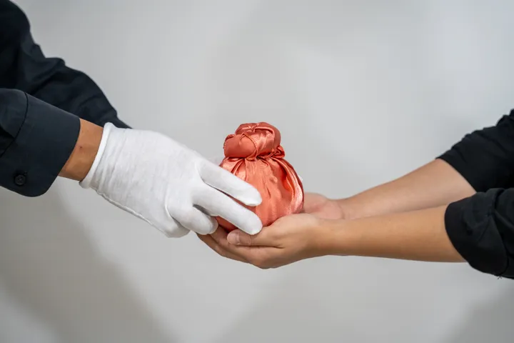 애완견 화장장 절차 후 유골함을 전해받는 모습