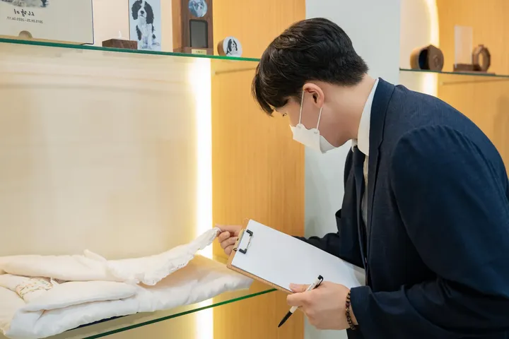 반려동물 화장장 상담 전 장례지도사가 확인하는 모습