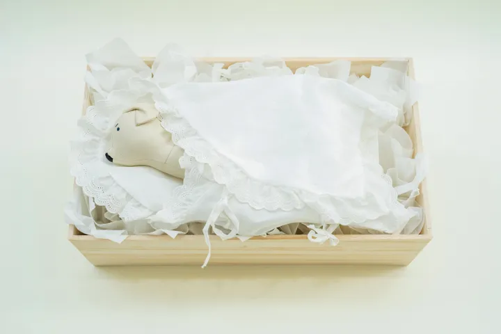 반려동물 장례식장 비용책정을 위해서 장례용품 선택하는 이미지