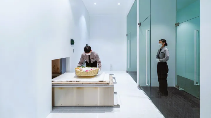 반려동물 장례 절차 진행하는 모습