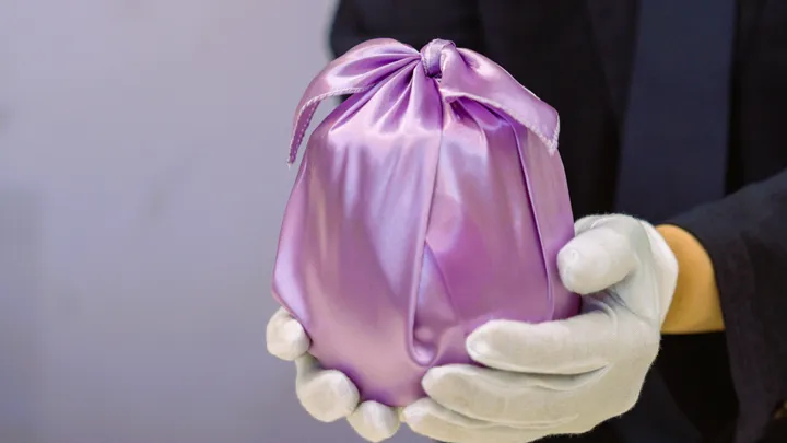 반려동물 장례 절차 후 유골 전달하는 모습