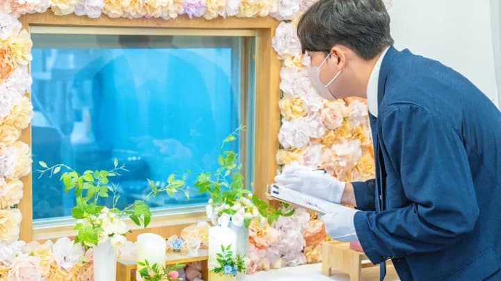 반려동물 화장터 확인 하는 모습